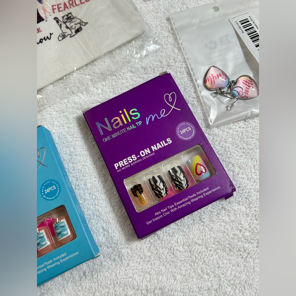 New! Taylor Swift Gift Bundle of 5 Items Nails Earrings and Cosmetic Bag - Picture 9 of 13
